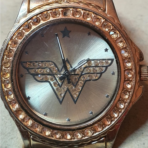 🦋10/$20🦋 Wonder Woman by Accutime Goldtone Rhinestone Women's Watch - Picture 1 of 4